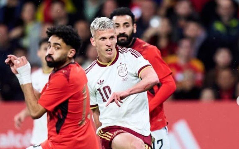 Espanha poupa titulares e empata com Egito; Holanda e Inglaterra decepcionam