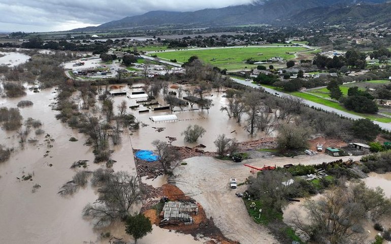 Sob tempestades, Califórnia tem queda de energia, inundação e evacua comunidade