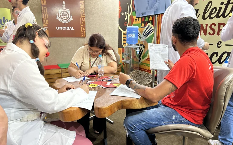 Hemoal realiza cadastro de doadores de medula óssea durante Bienal do Livro