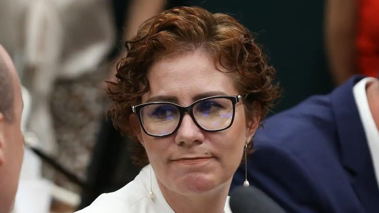 Zambelli foragida: deputada segue livre na Itália, apesar de alerta da Interpol
