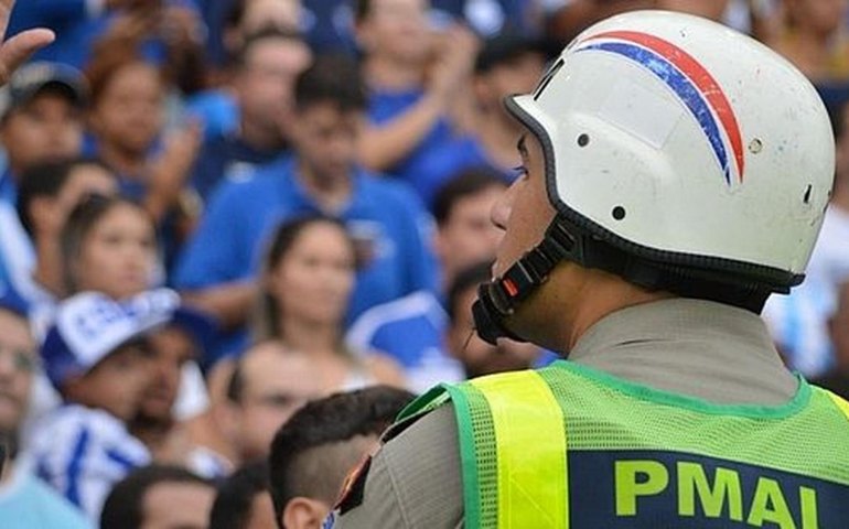 PM recorre a disparos de elastômero para conter briga de torcidas e agressões a policiais em Arapiraca