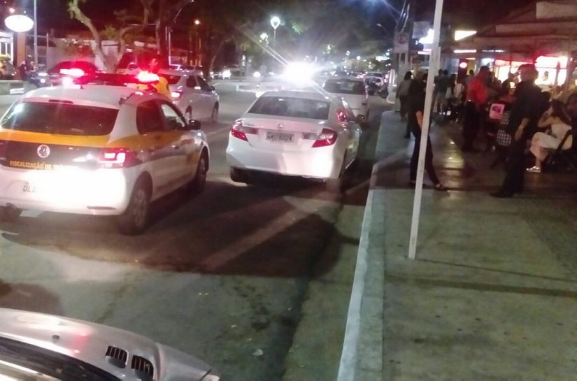 Operação Bares da SMTT flagra veículos estacionados de forma irregular