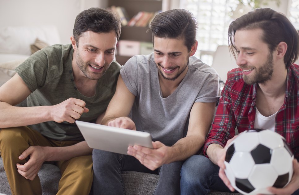 men-watching-video-tablet / Foto: Foto: Ilustrativa Freepik
