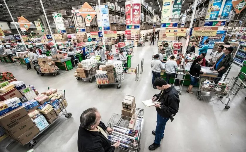 Após denúncias de racismo, Atacadão encerra a circulação de fiscais