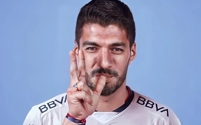 Luis Suárez chega a Porto Alegre e é recebido por milhares de gremistas