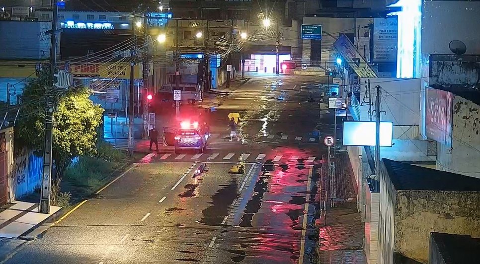Homens são flagrados furtando trailler de lanche em Aracaju / Foto: Foto: SSP/SE
