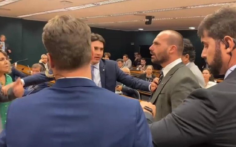 Eduardo Bolsonaro ameaça bater em deputado petista: 'Te enfio a mão na cara'