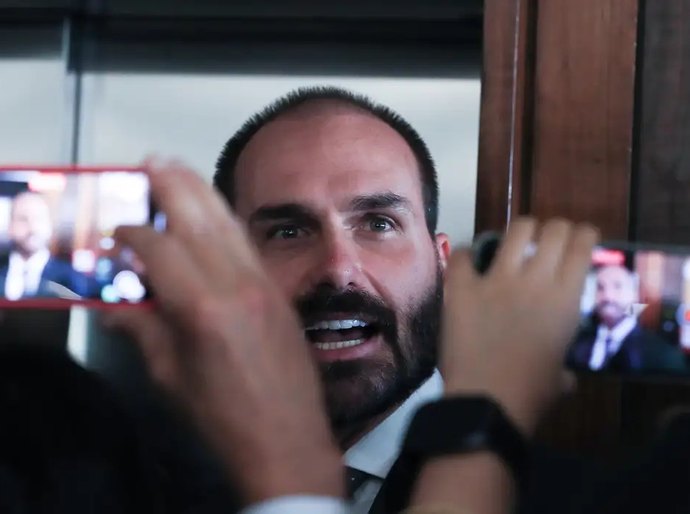 Alexandre de Moraes prorroga inquérito que investiga Eduardo Bolsonaro
