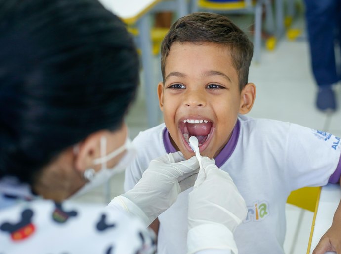 Secretaria da Primeira Infância leva atendimentos odontológicos para creche Cria na Grota do Cigano