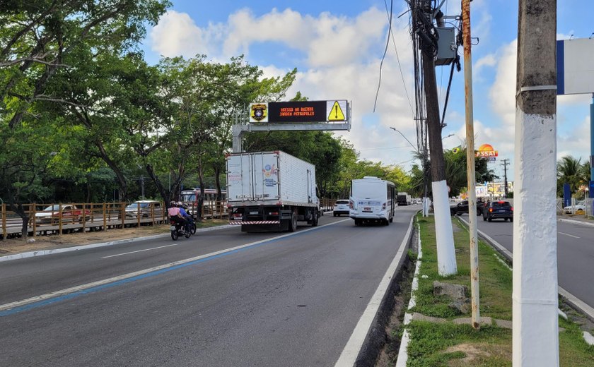 Oito pontos de Maceió foram beneficiados com pórticos eletrônicos