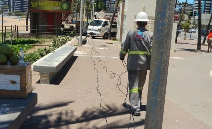 Técnicos da Ilumina fazem manutenção para reativar a rede