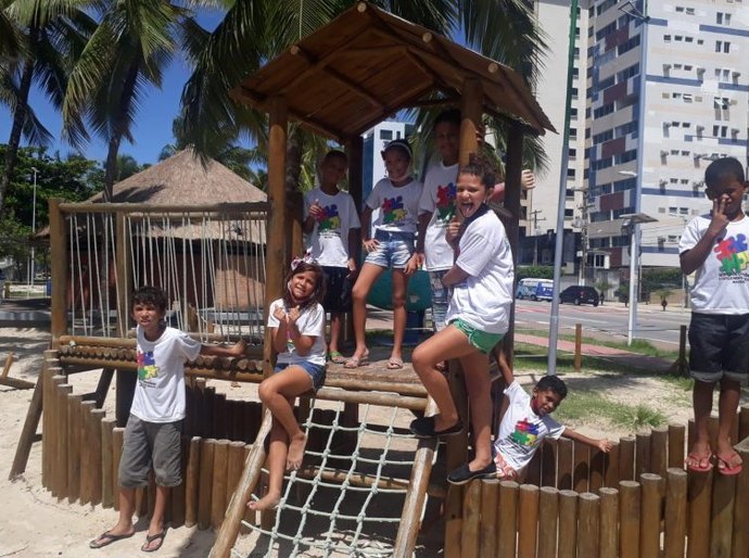 Crianças do Serviço de Convivência realizam atividades físicas na orla marítima