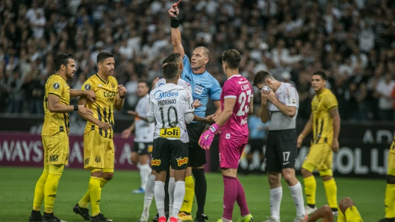Árbitro das últimas 4 eliminações do Corinthians teve de ser protegido pela PM