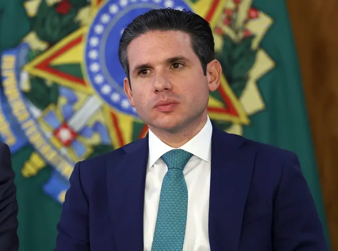 Com fuga de Ramagem, Motta proíbe deputados de votarem do exterior