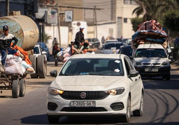 A pé, de carro, moto e em caminhões, centenas de famílias se deslocam de forma caótica para zona mais segura em Gaza 