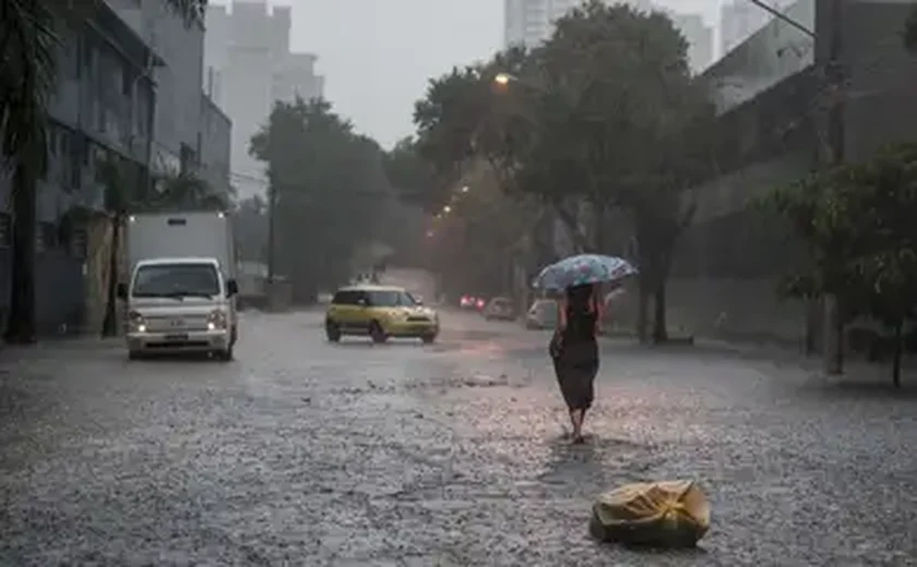 Chuva provoca estragos em cidades de SP; Estado está sob alerta de perigo para tempestades