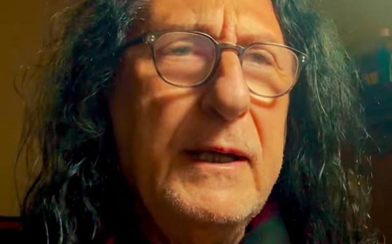 Gerald Thomas se arrepende por defender Léo Lins: 'É horroroso e nojento'