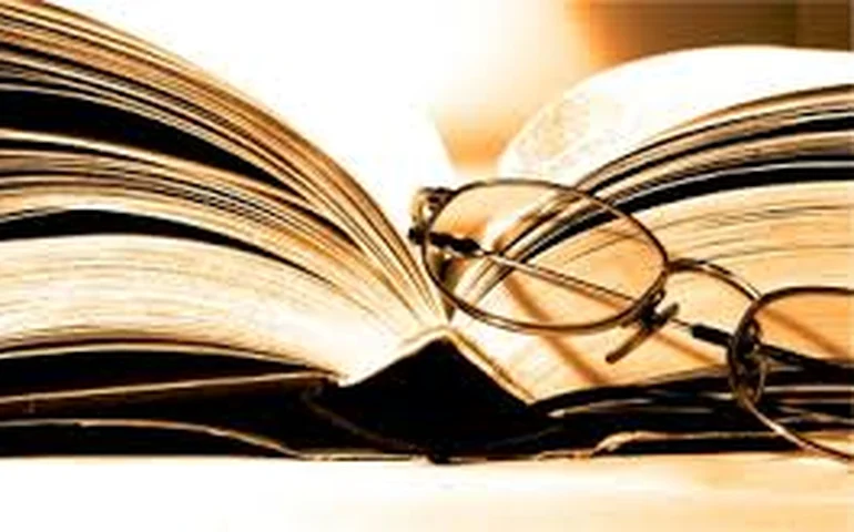 Hoje é Dia do Poeta: 5 livros de autores contemporâneos que você precisa conhecer