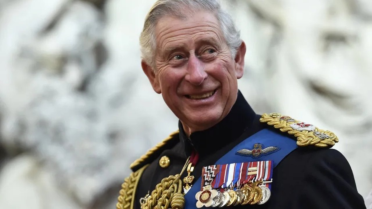 Rei Charles convoca reunião urgente com príncipe William e princesa Kate para decidir futuro da monarquia, diz jornal