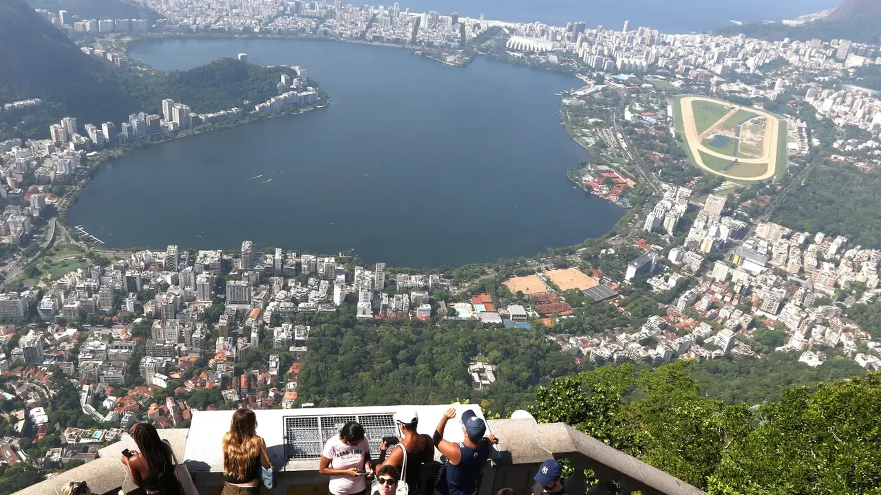 Praça Itália, no Centro, ganha novo visual após remodelação bancada por consulado daquele país, que custou mais de R$ 1 milhão