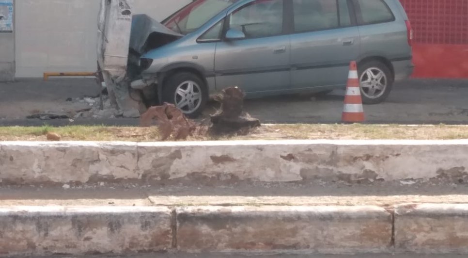 motorista colide poste
