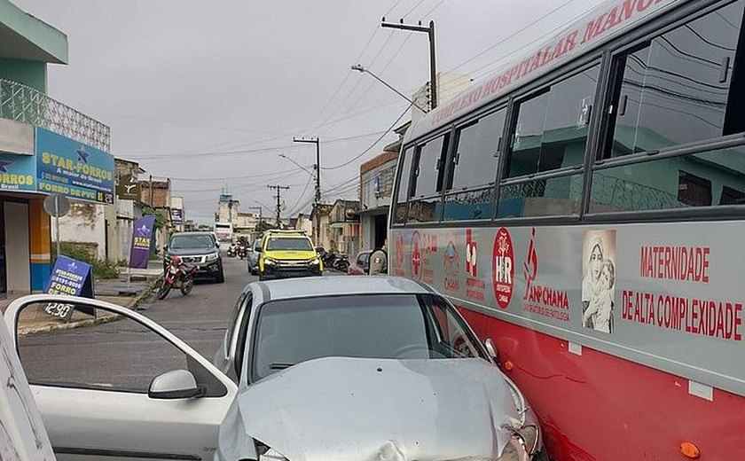 Carro se envolve em acidente com ônibus ﻿que transportava funcionários de hospital