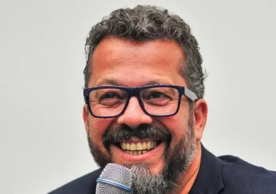 Cleber Xavier faz elogios e vê Neymar com dupla função no time do Santos