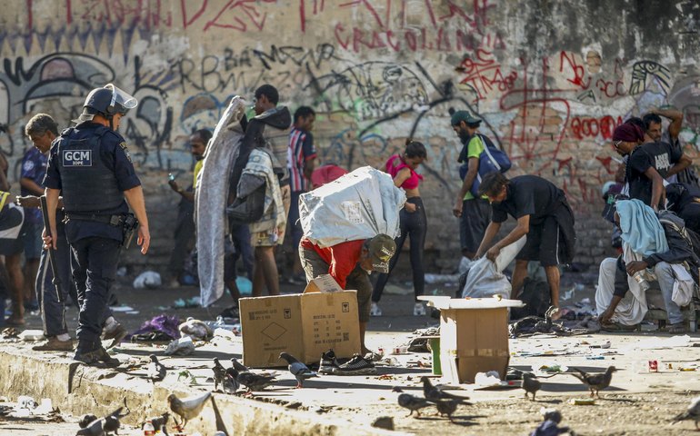 O que mudou com o muro da prefeitura de SP na Cracolândia? 'Foi mais para esconder os usuários'