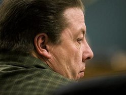 Jeff Beagley ouve testemunho durante julgamento