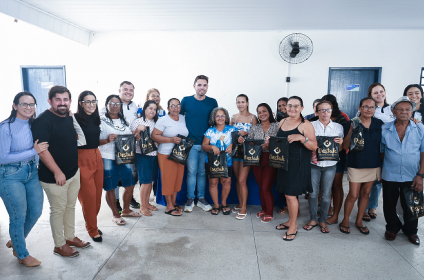 Prefeitura de Campo entrega de mais 150 óculos para moradores do povoado Chã da Imbira