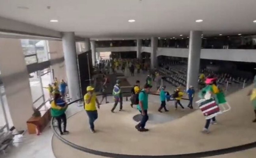 Manifestantes entram no Palácio do Planalto
