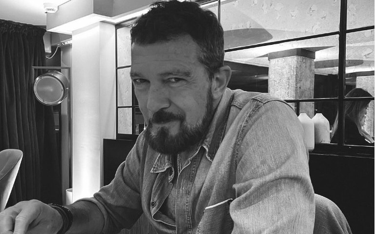 O que Antonio Banderas está fazendo no Brasil? Ator cai no samba com famosos brasileiros