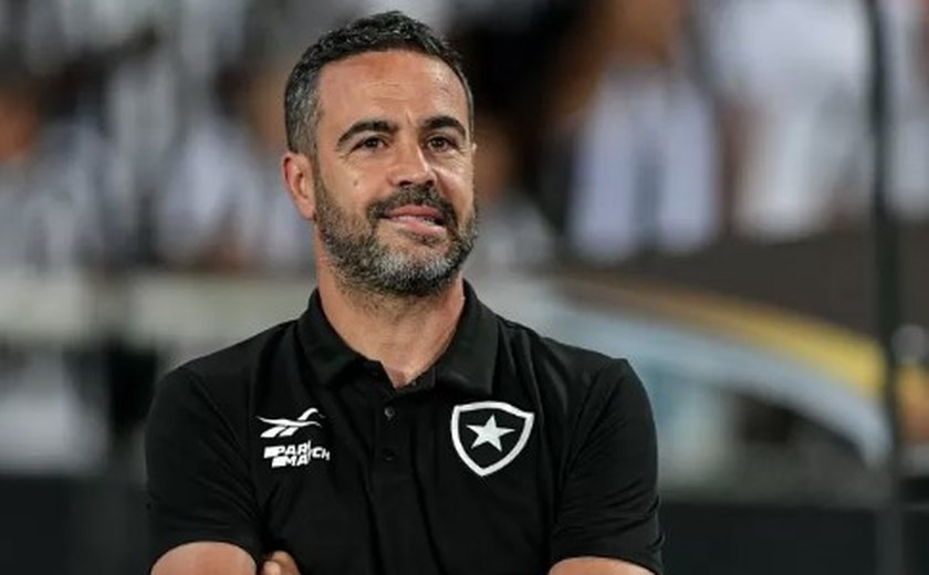 Artur Jorge se encanta com Botafogo e diz que 'está a um passo de marco histórico'