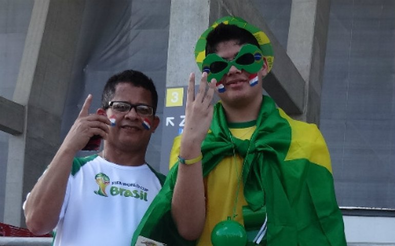 Brasileiros se dividem na torcida por Holanda e Espanha em Salvador