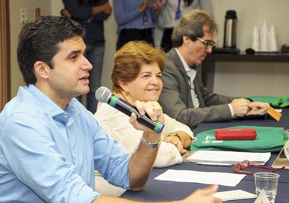 Maceió: Prefeito Rui Palmeira assina contrato para manutenção de escolas