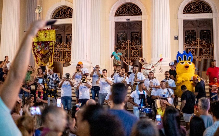 Milhares de foliões voltam a celebrar o carnaval de Maceió após dois anos de pandemia