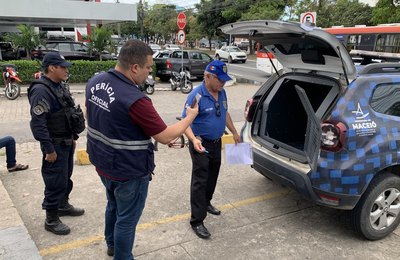 Polícia Científica pericia viatura da Guarda Municipal avariada por ambulante
