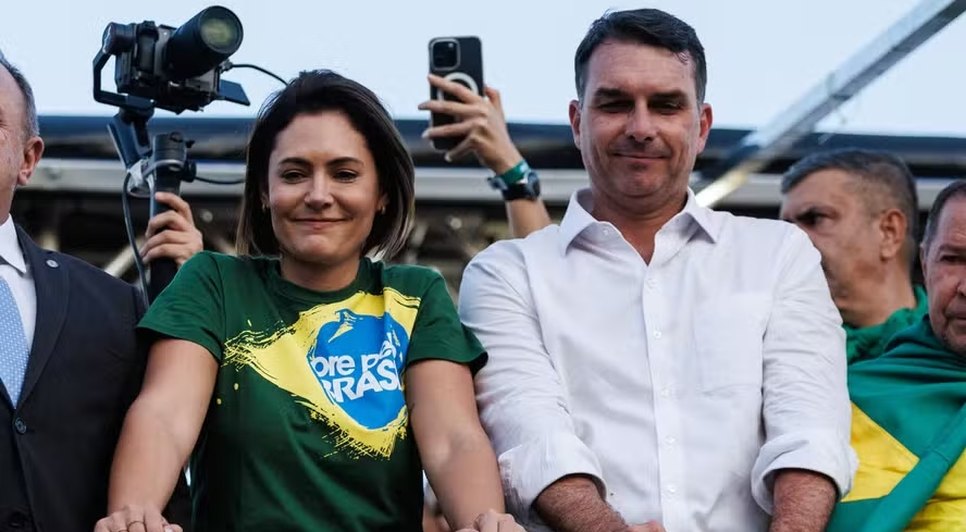 Evento do dia 5 de agosto deve oficializar candidatura de Michelle ao Senado após atrito público entre os dois