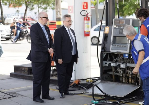 Operação combate fraudes fiscais e irregularidades em postos de combustíveis, em Maceió