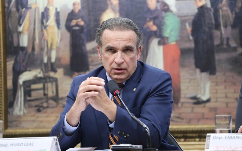 Comissão aprova proposta de recolocação de município e estado nas placas dos carros