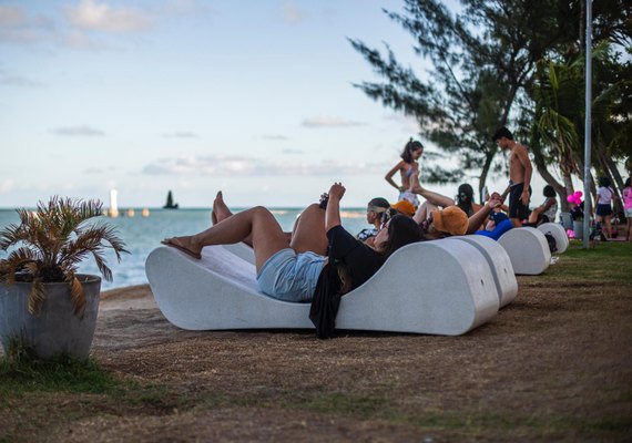 Orla marítima ganha novo visual com a instalação de novos mobiliários