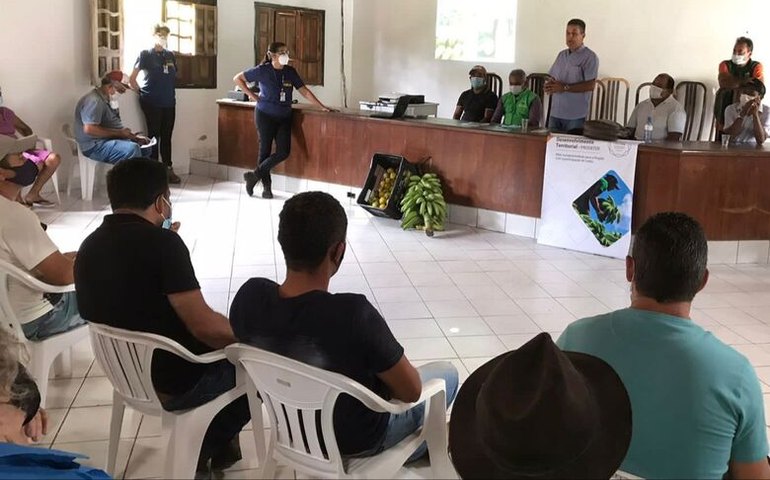 Prefeito de Branquinha se reúne com produtores de laranja e banana do município