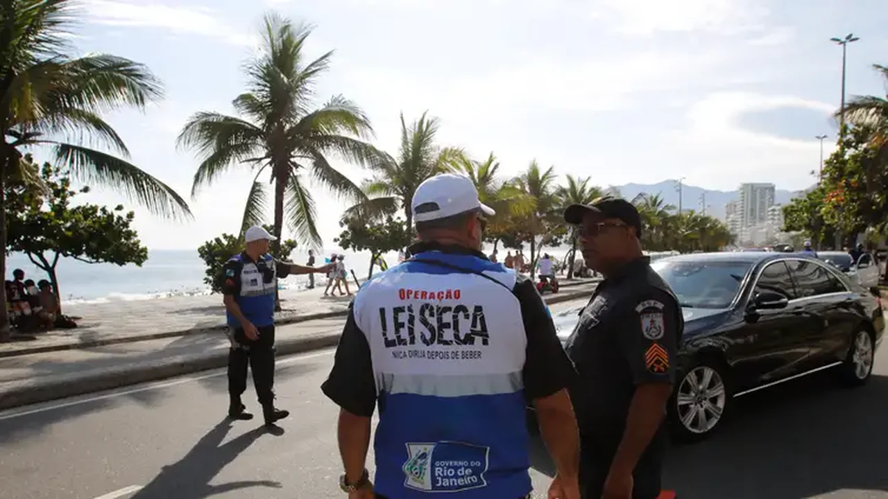 Motorista embriagado fura blitz, avança semáforo, colide em viatura e é detido pela Operação Lei Seca, em Maceió