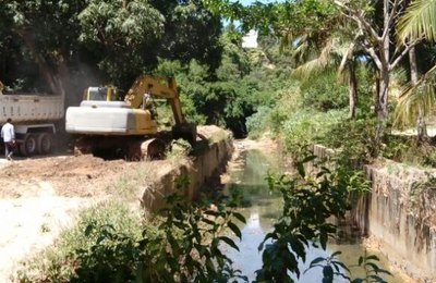 Slum realiza limpeza do canal do Vale do Reginaldo 