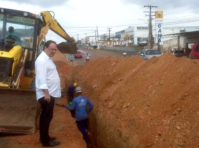 Luciano Barbosa vistoria obras da duplicação da AL-110 em Arapiraca