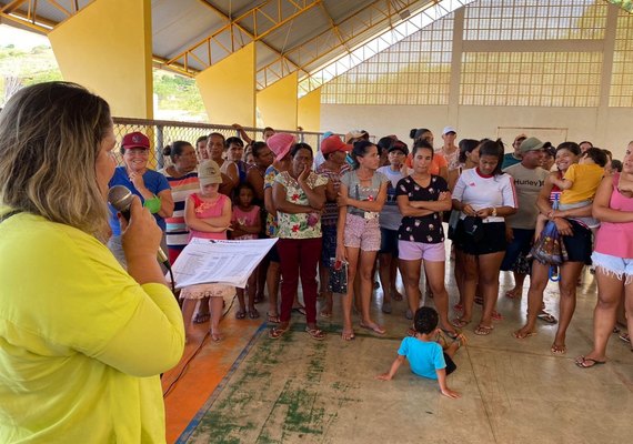 Em visita a povoados, Prefeitura de Traipu entrega cestas básicas, acompanha andamento de obras e anuncia pavimentação