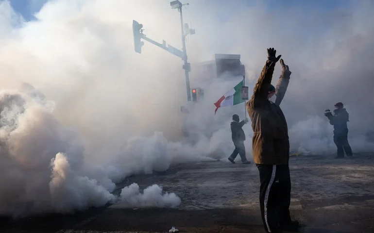 Manifestantes exigem que agentes de imigração deixem Minneapolis depois que homem é baleado e morto durante a repressão