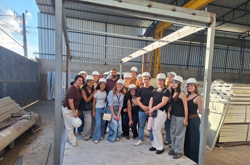Alunos de Arquitetura e Urbanismo do Cesmac vivenciam prática sobre materiais de construção em visita técnica