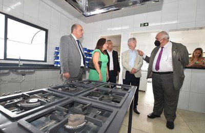 Governador visita Laboratório Oxetech e do Complexo Nutricional em Santana