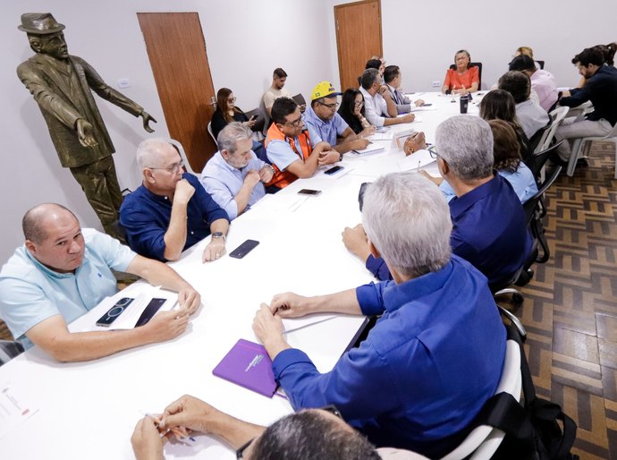 Prefeita Tia Júlia se reúne com secretariado para planejar novas ações na administração municipal
